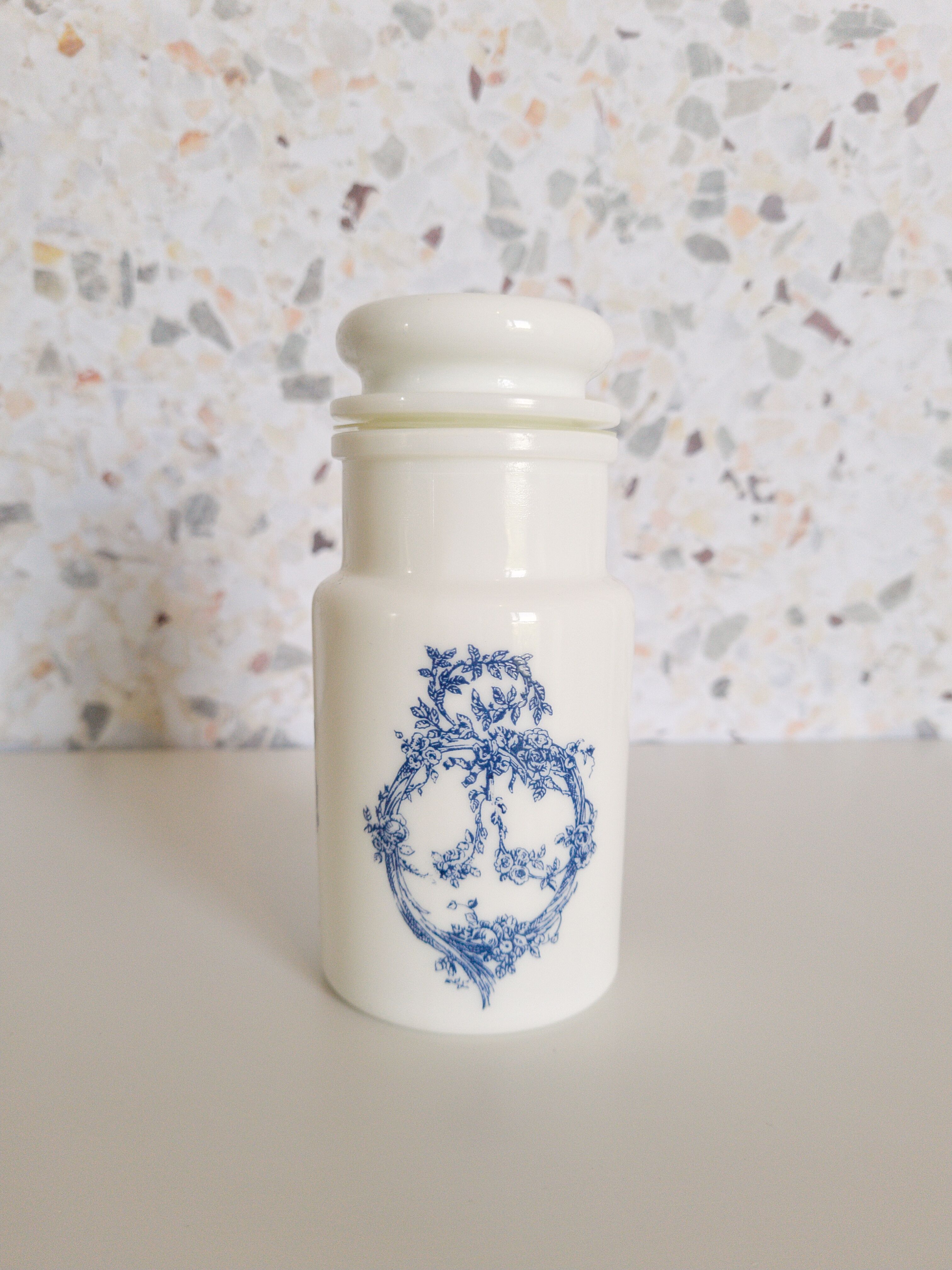 Set of 6 apothecary pots in white opaline 70s