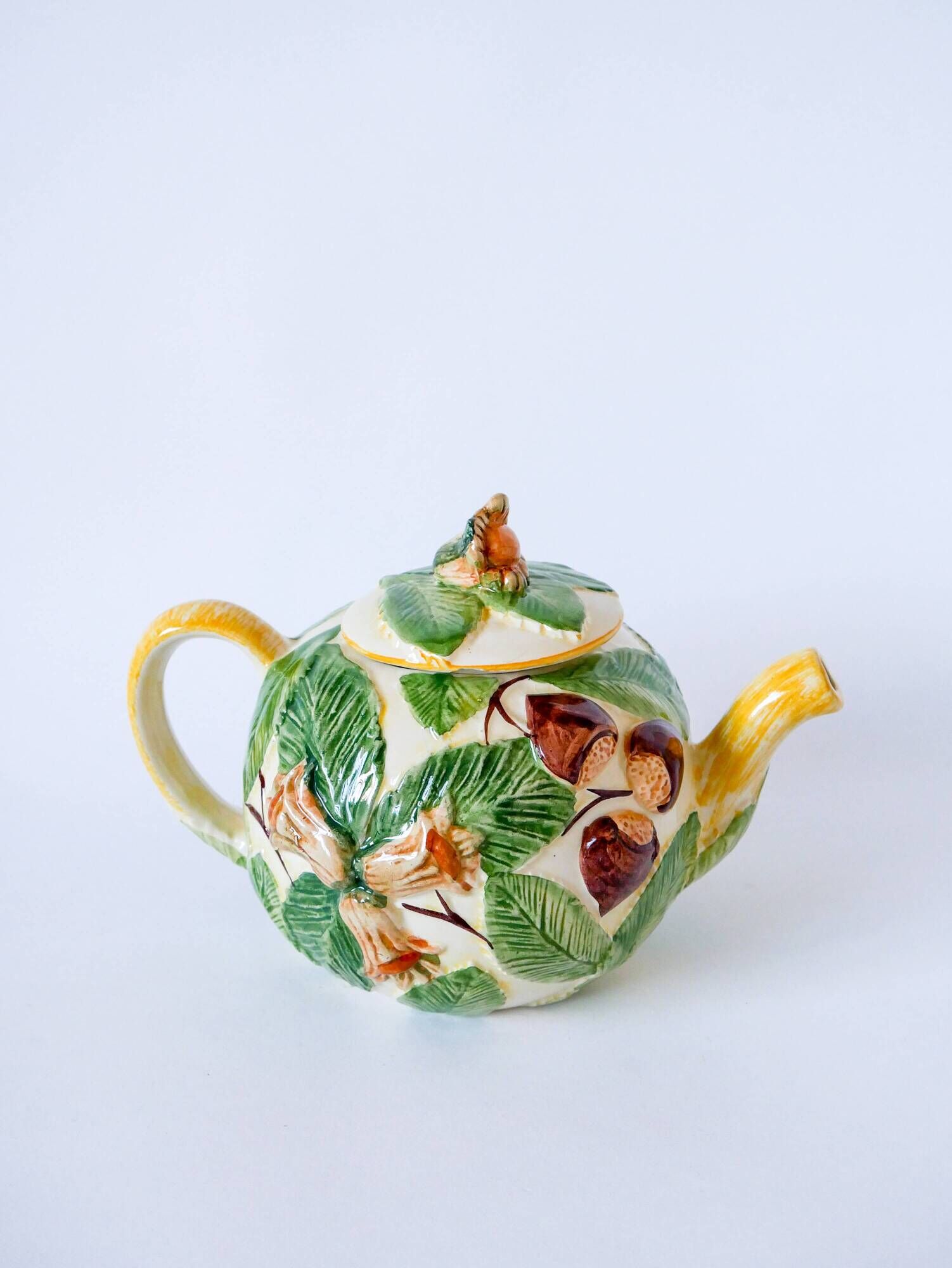 Tea service consisting of a teapot, a milk jug and a numbered hazelnut slip sugar bowl