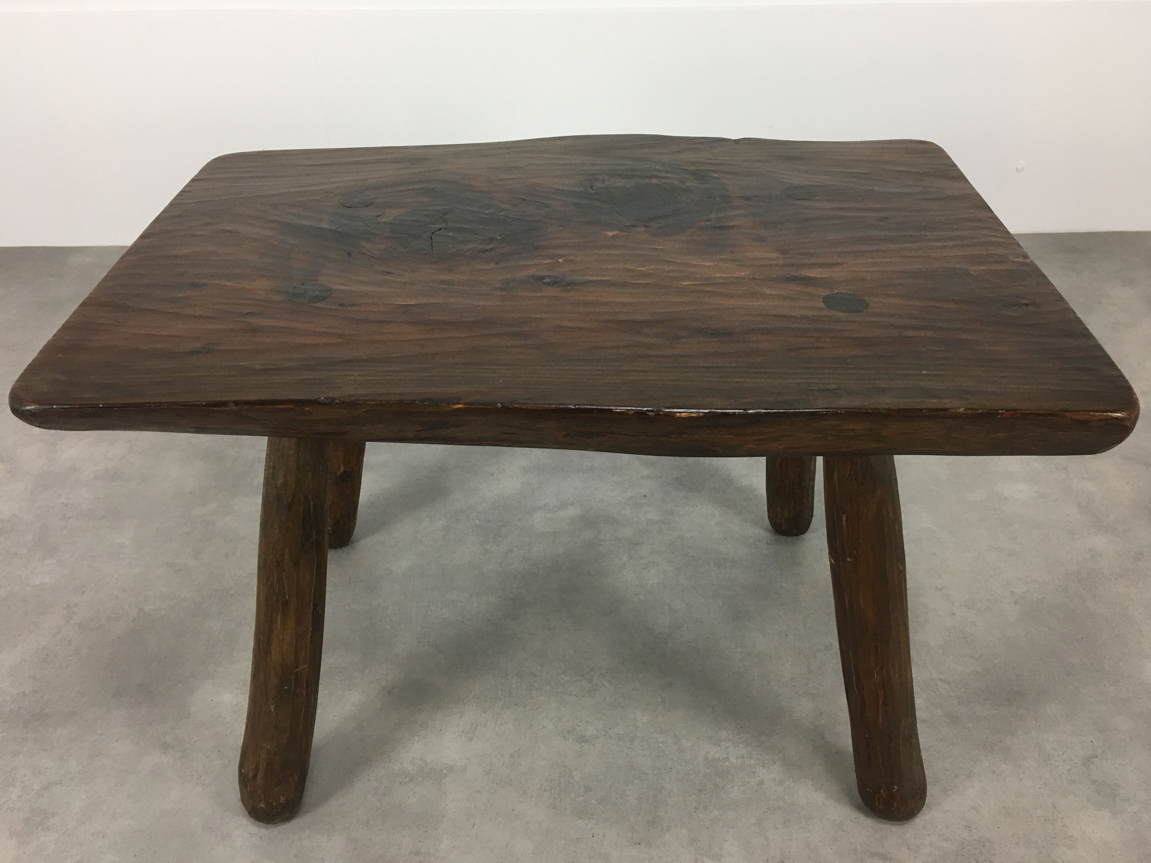 Coffee table brutalizes solid wood, tree trunk