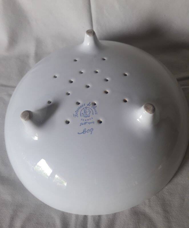 Pornic earthenware drainer model Coq hollow feet