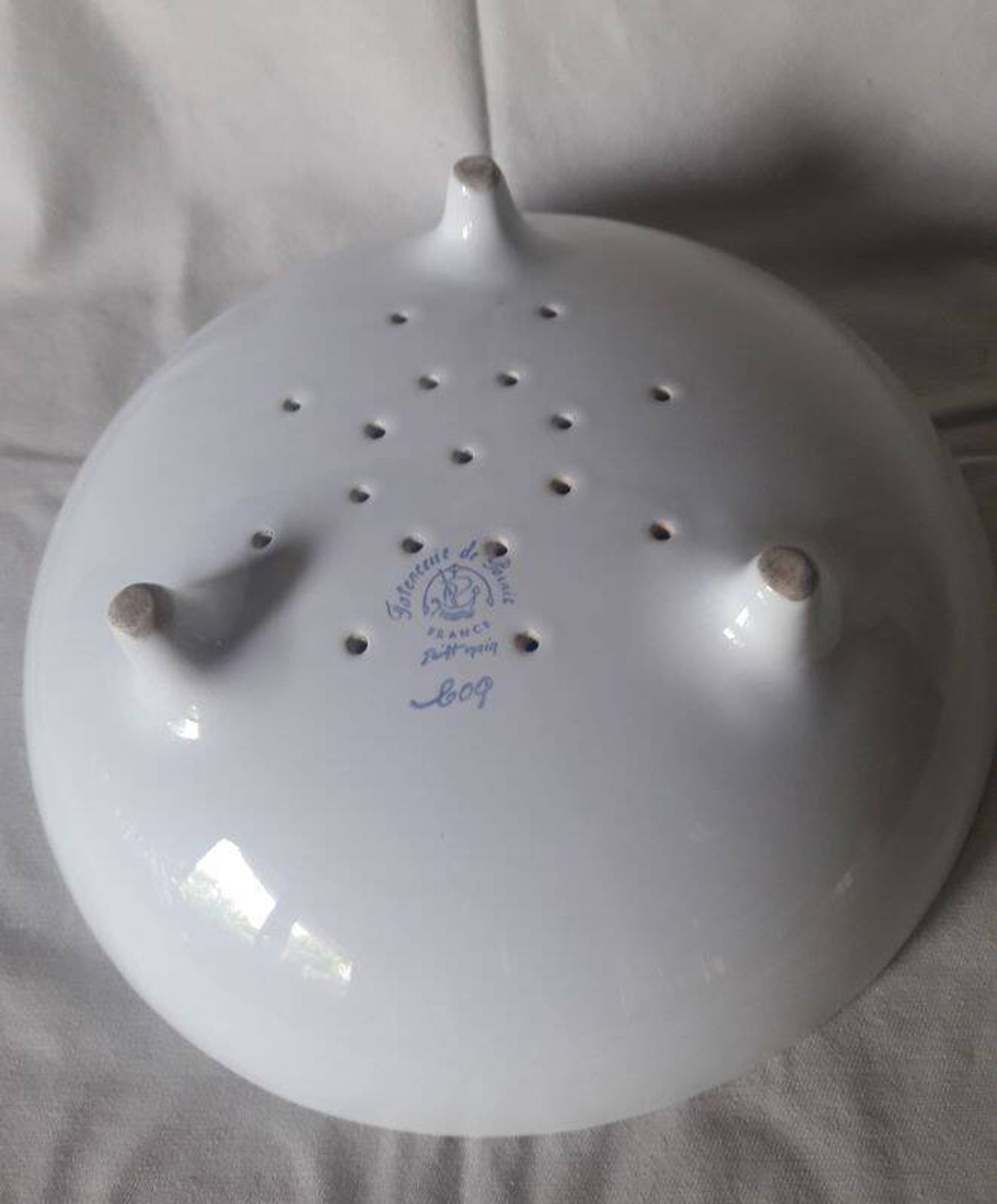 Pornic earthenware drainer model Coq hollow feet