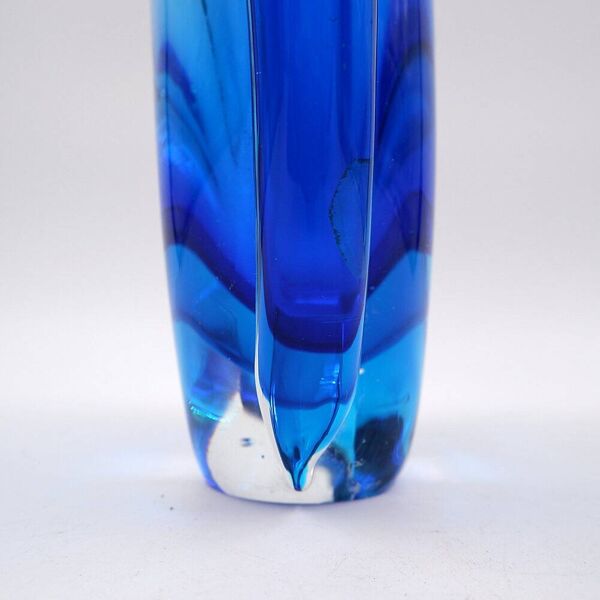 Vase ovale en verre dans des tons de bleu, dans le style Sommerso