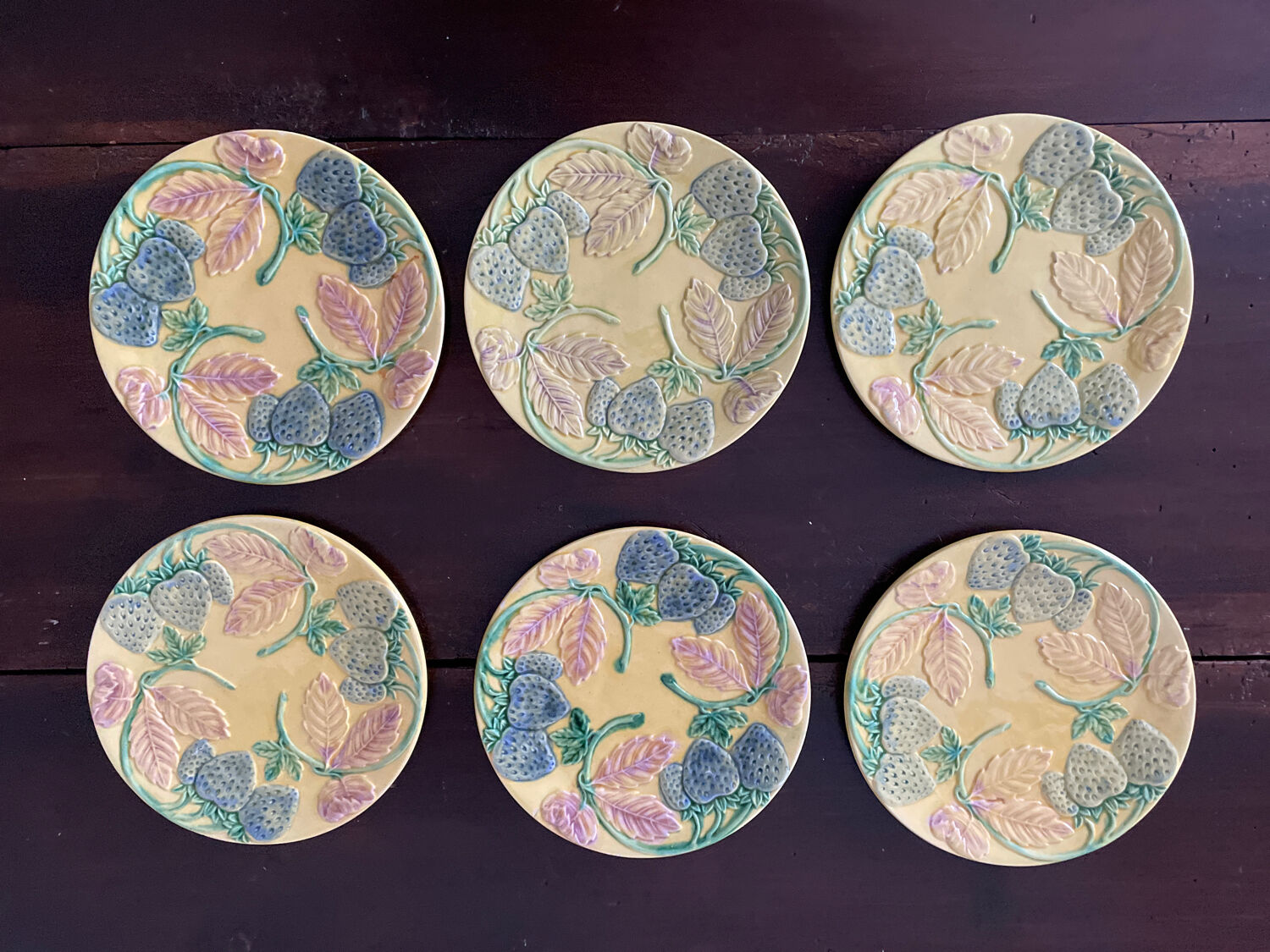 Set de 6 assiettes en barbotine vers 1930
