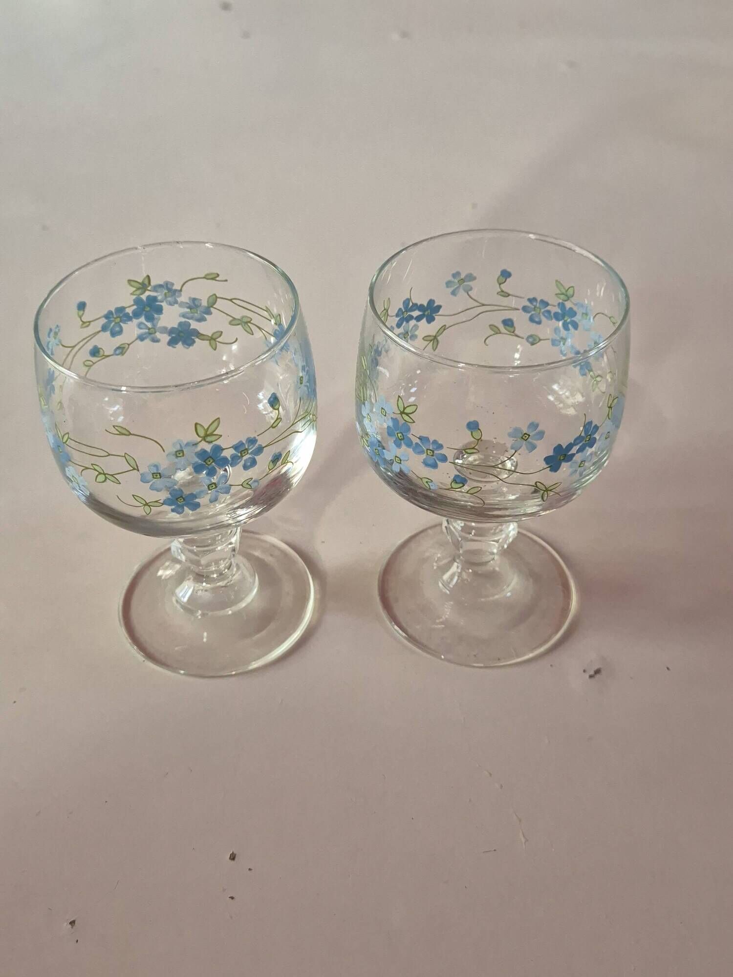 lot de 2 petits verres a pied vintage a petites fleurs bleues arcopal model