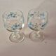 lot de 2 petits verres a pied vintage a petites fleurs bleues arcopal model
