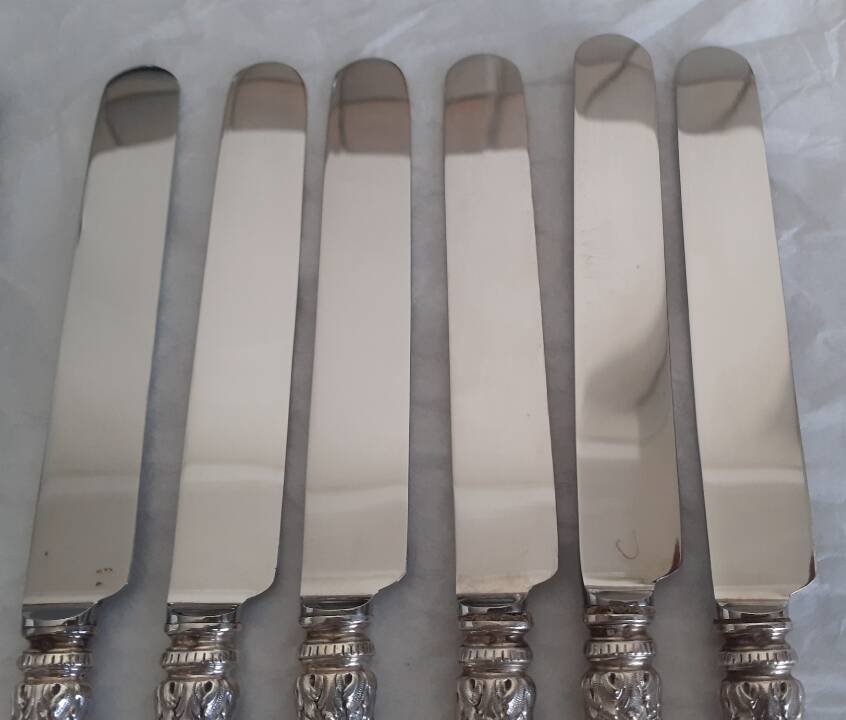 12 knives with silver-plated handles