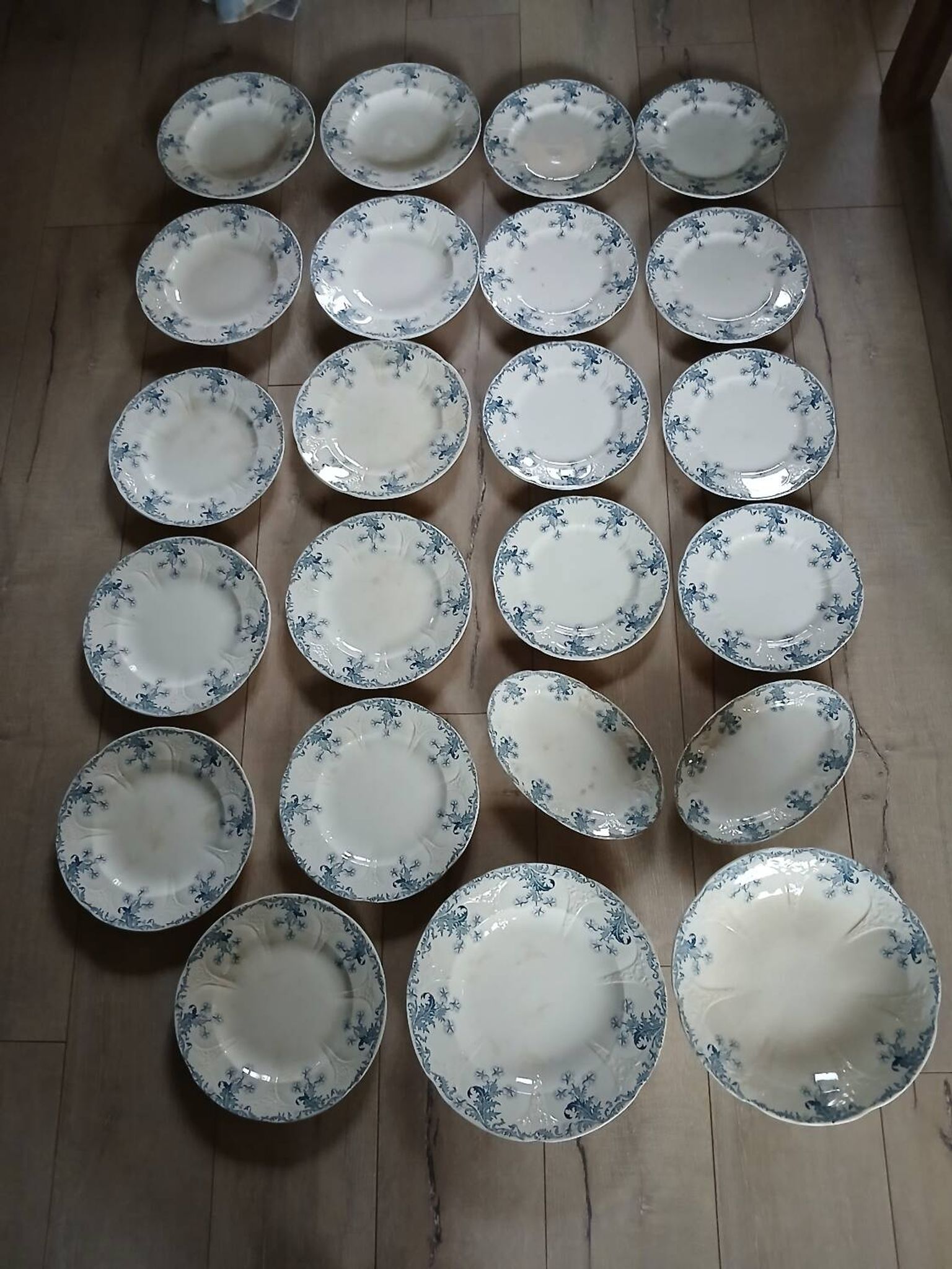 Longwy iron earth dinnerware set