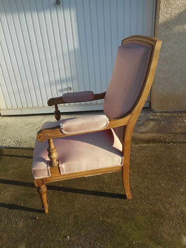 Blond walnut armchair of the nineteenth century