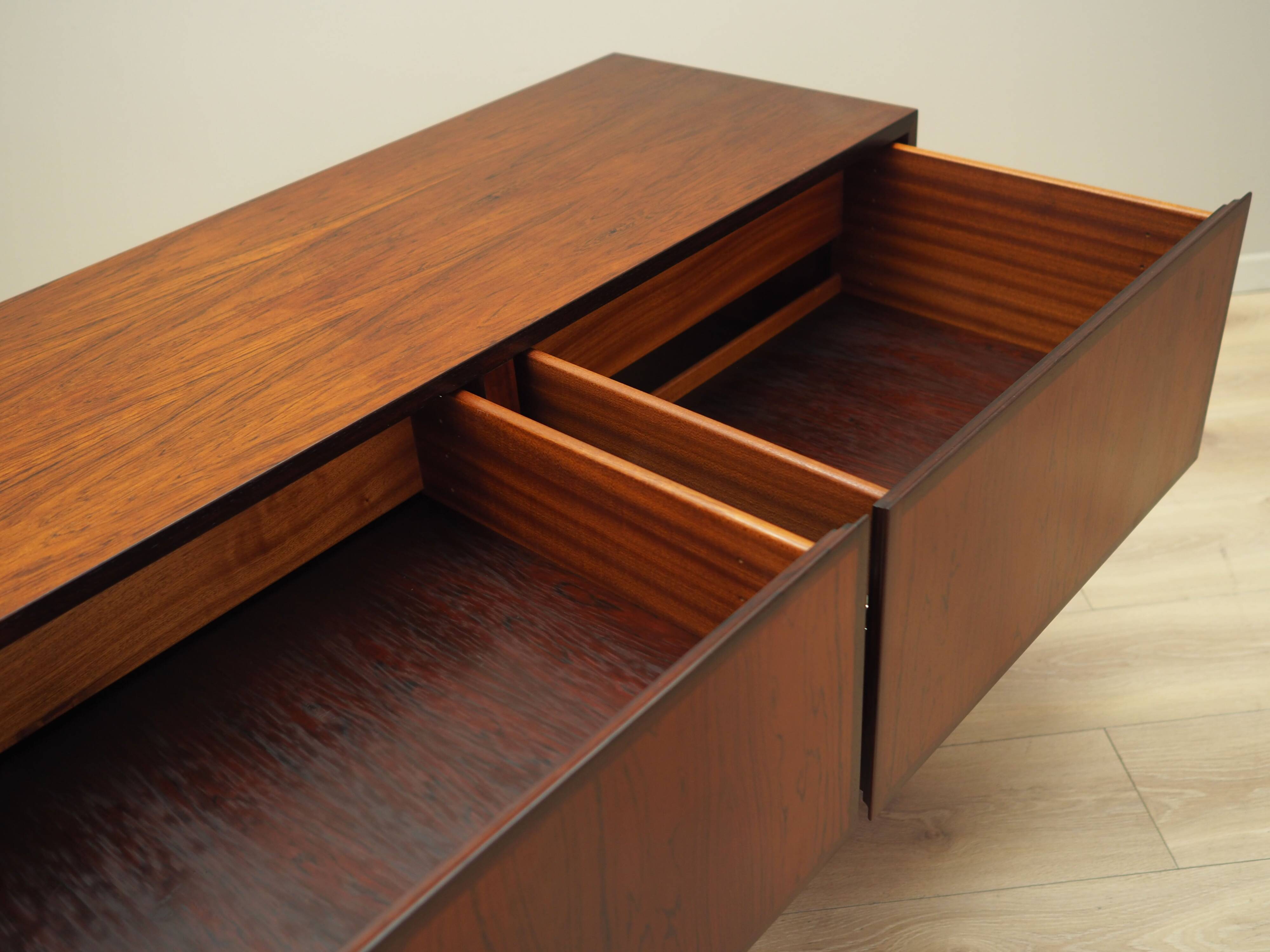 Commode en palissandre, design danois, années 1970, fabricant : Omann Jun