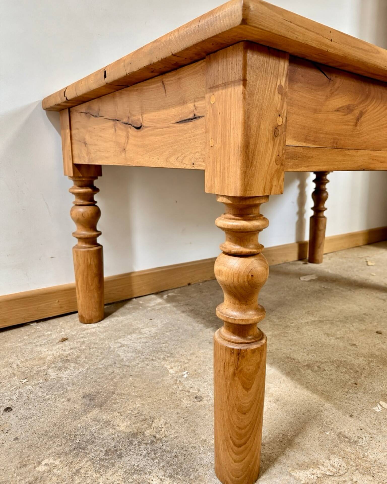 Antique coffee table in solid elm with turned legs.
