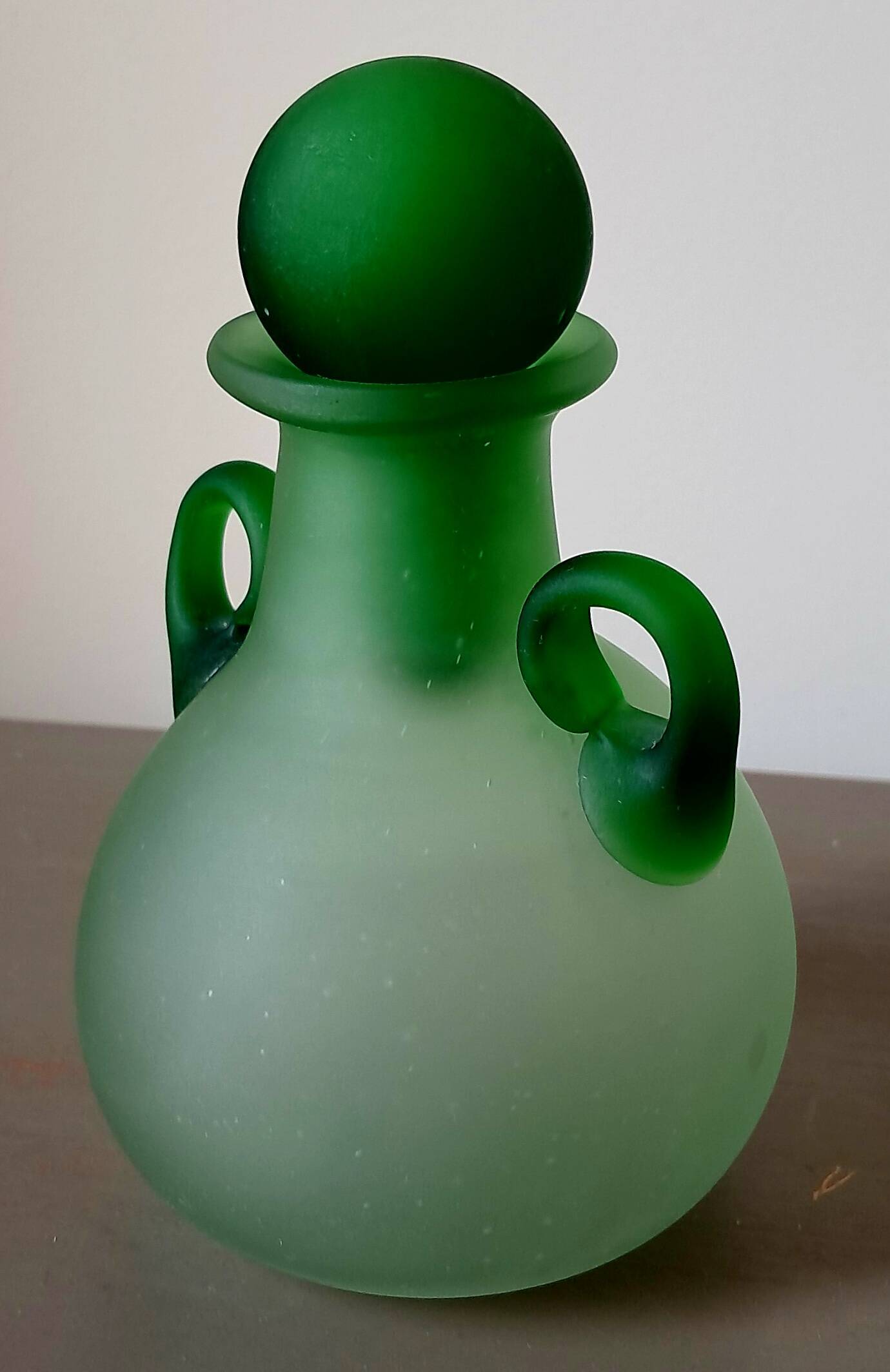 Fiole à oreilles, de couleur verte, en pâte de verre de murano