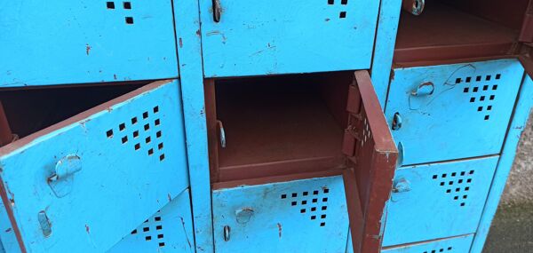 Casier ancien en métal bleu avec plateau bois