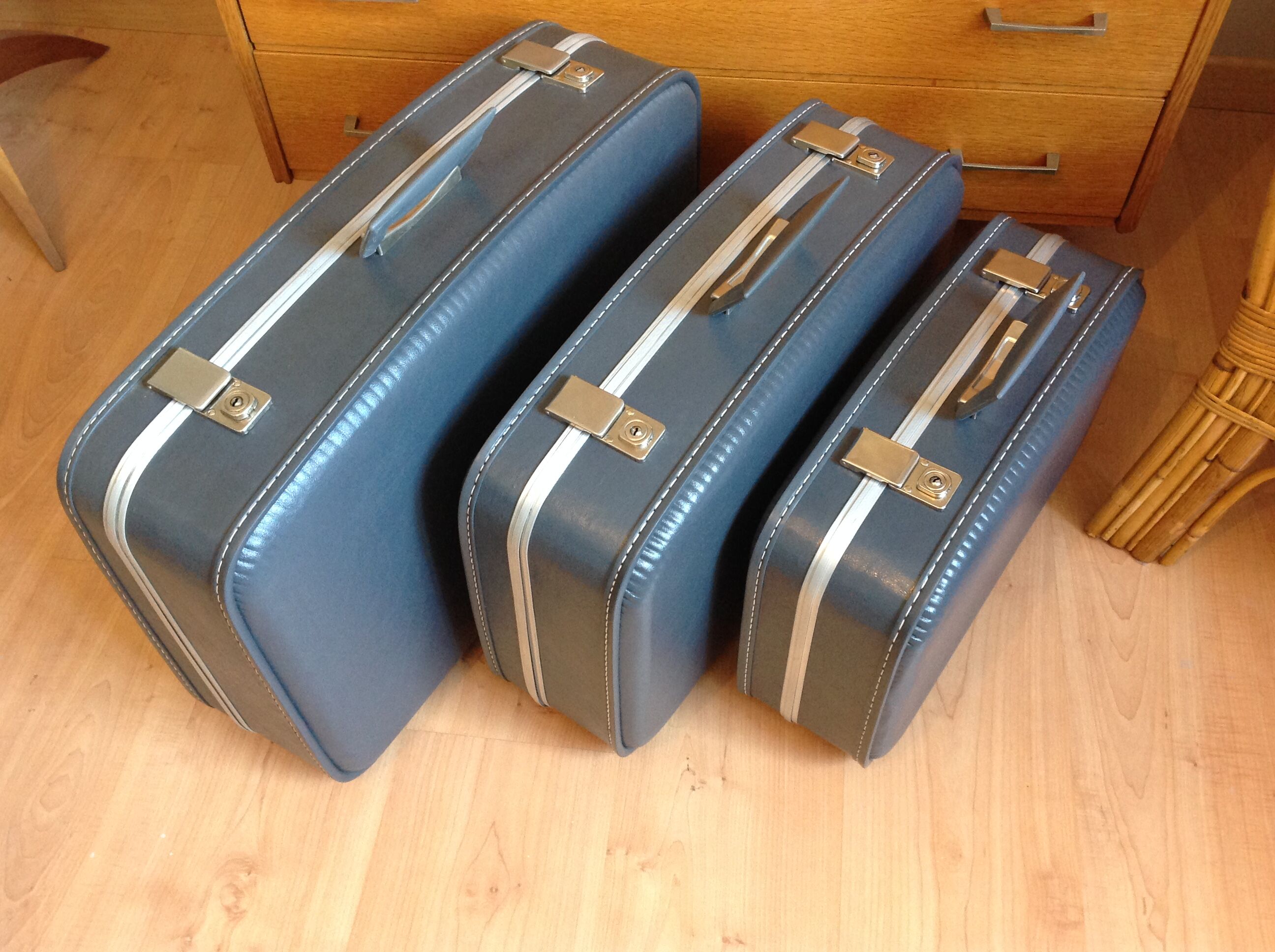 Set of three grey air hostess suitcases / vintage 60s-70s