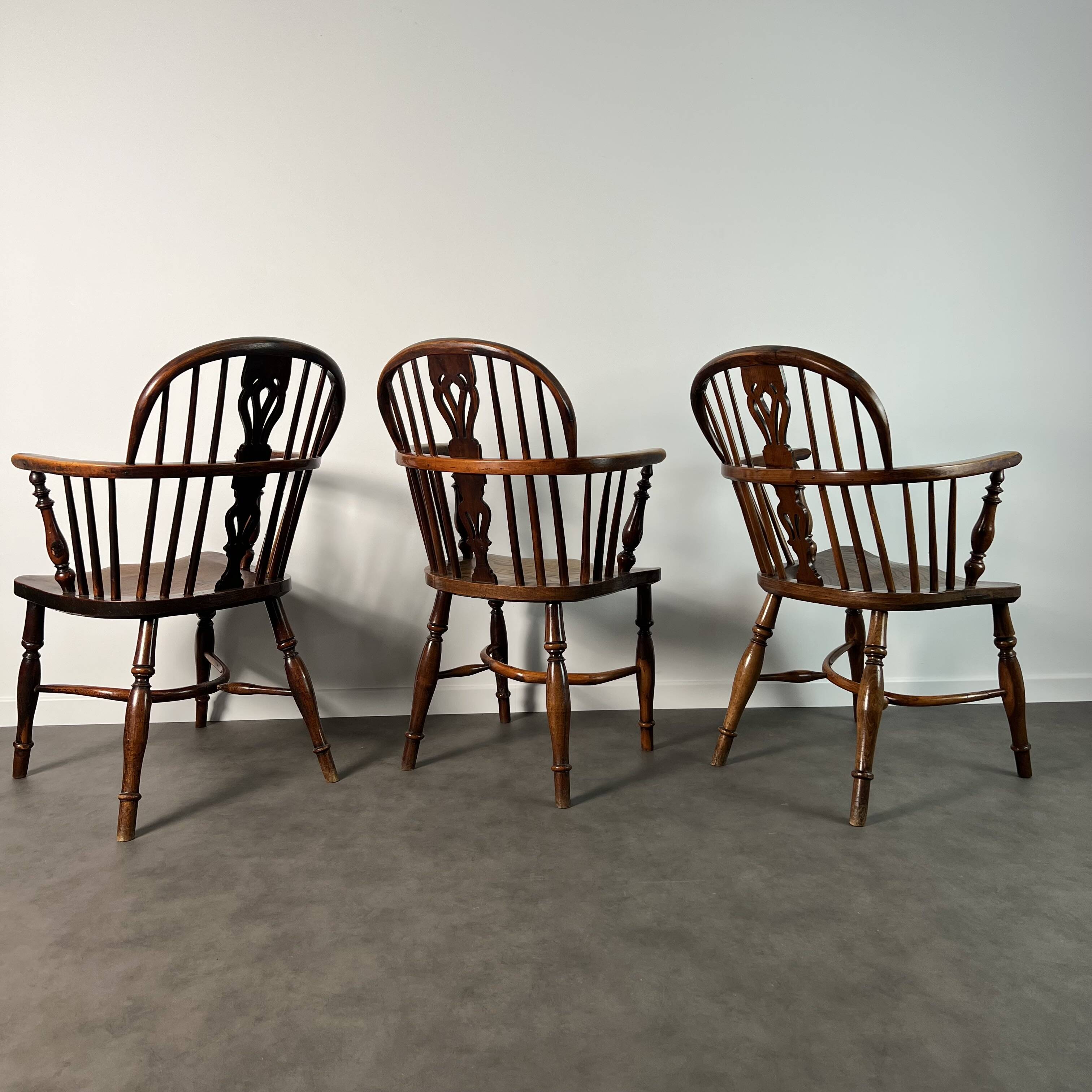 Ensemble de 3 chaises, fauteuils Windsor Low Back en orme, Angleterre, XIXe