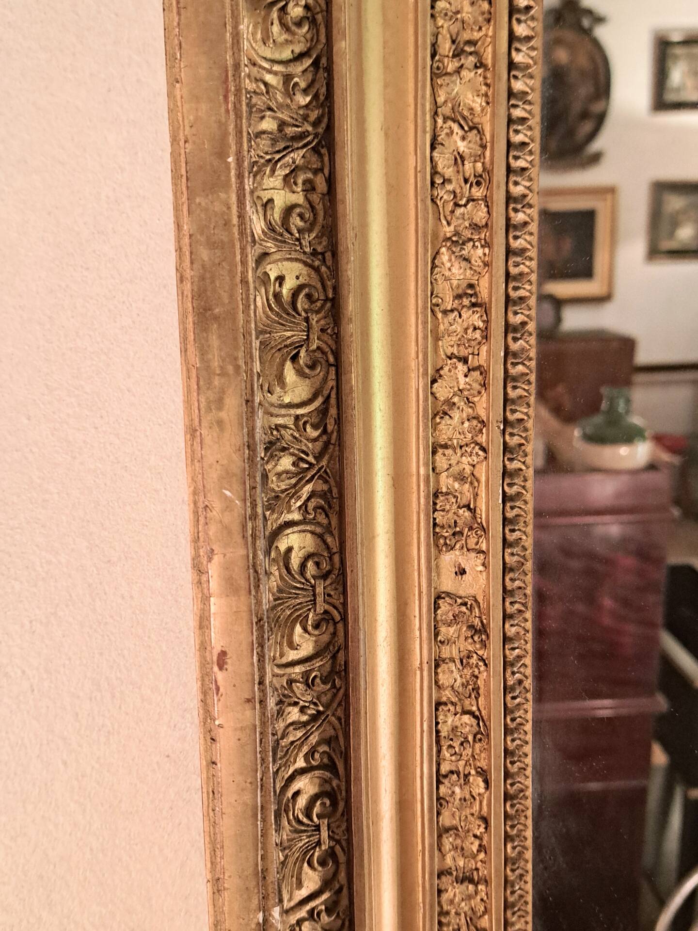 Miroir époque Restauration en bois doré à la feuille