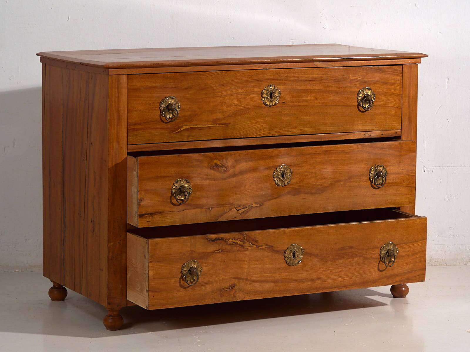 Ancienne commode Biedermeier avec ferrures en forme de fleurs (vers 1850)