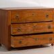 Ancienne commode Biedermeier avec ferrures en forme de fleurs (vers 1850)