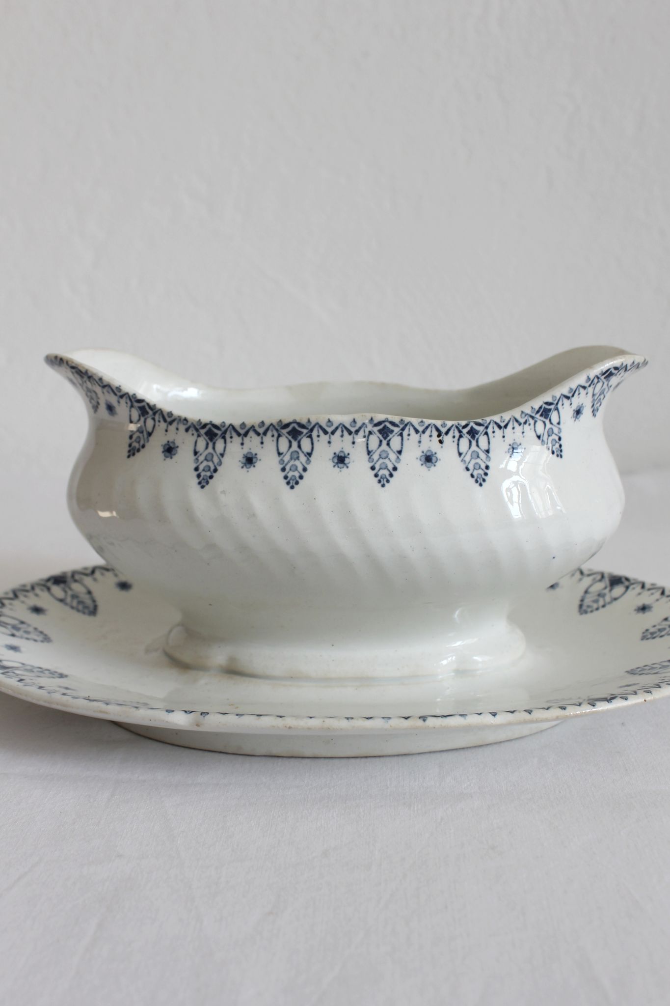 Gien "Memphis" iron clay sauce boat