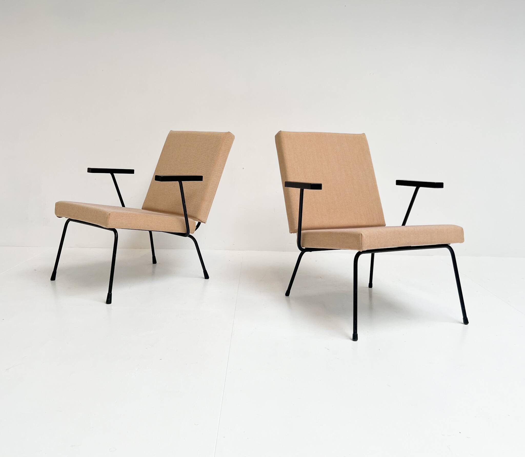 Cream Gispen 1407 armchair by Wim Rietveld, 1950s