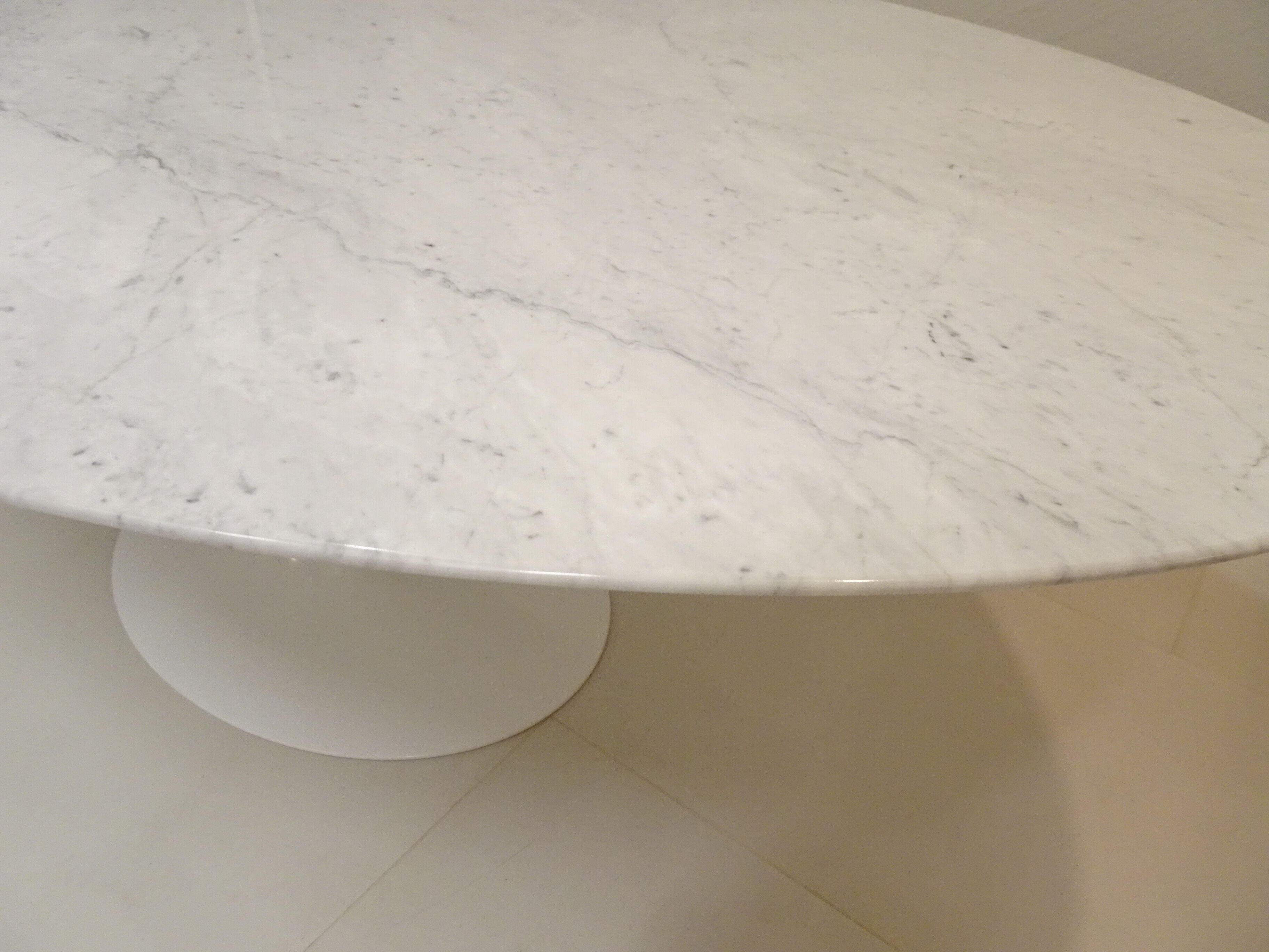 Knoll table in white square marble by Eero Saarinen