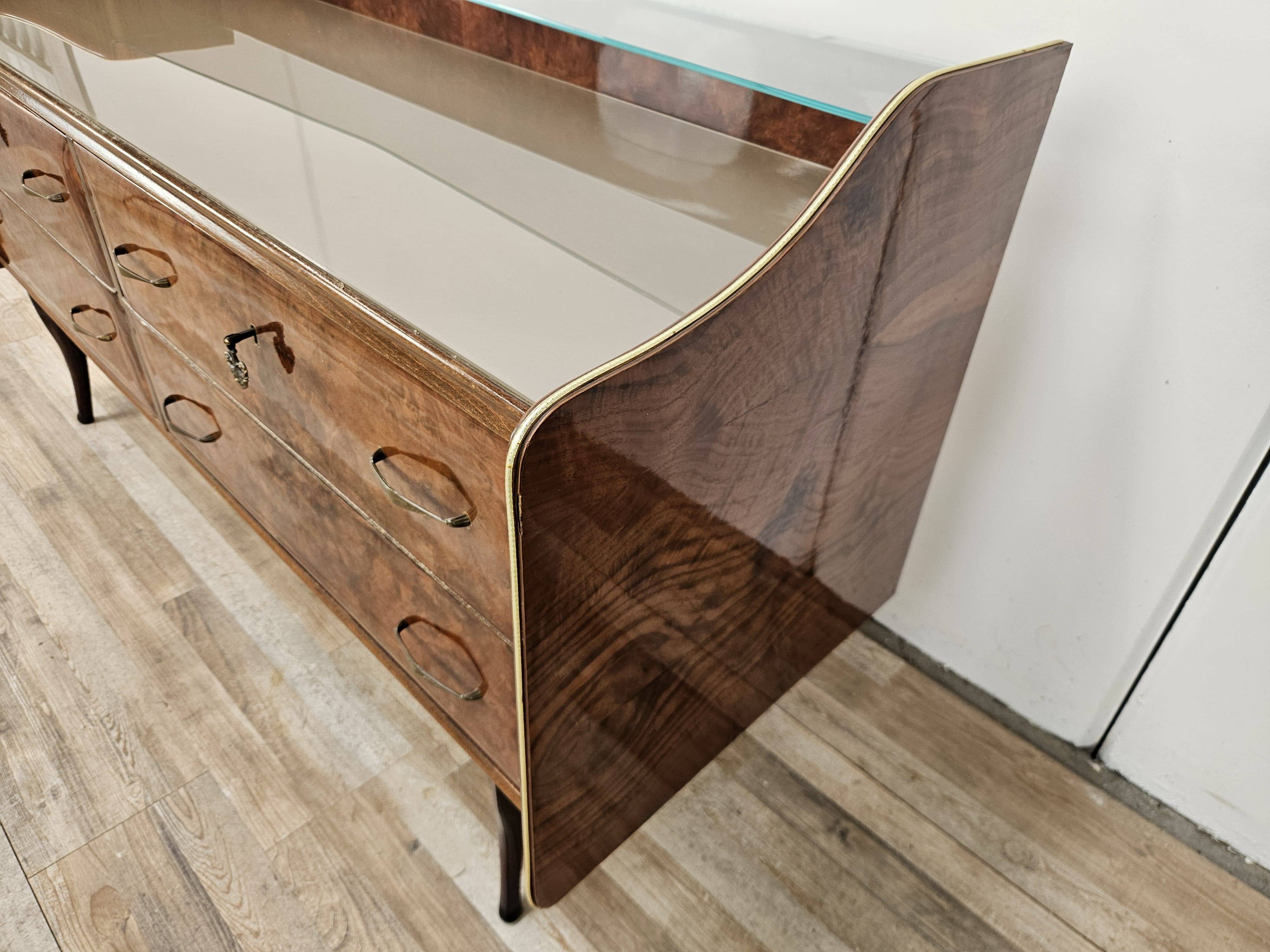 Commode en noyer avec dessus en verre double.