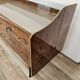 Commode en noyer avec dessus en verre double.