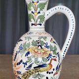 Cruche en faïence polychrome, décorée à la main de motifs floraux