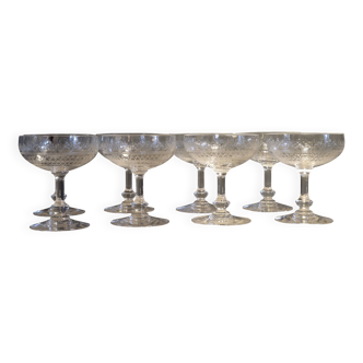 8 coupes à champagne en cristal de Baccarat anciennes décor gravé