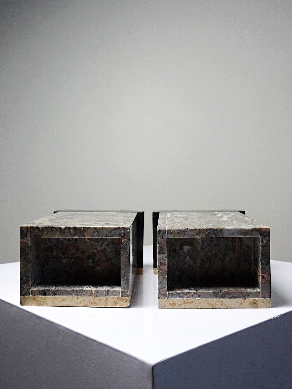 Pair of bookends, Art Deco fireplace decoration in antique marble from the 1920s-1930s.