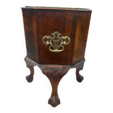 Magnificent mahogany planter