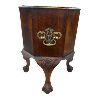 Magnificent mahogany planter