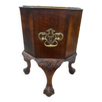 Magnificent mahogany planter