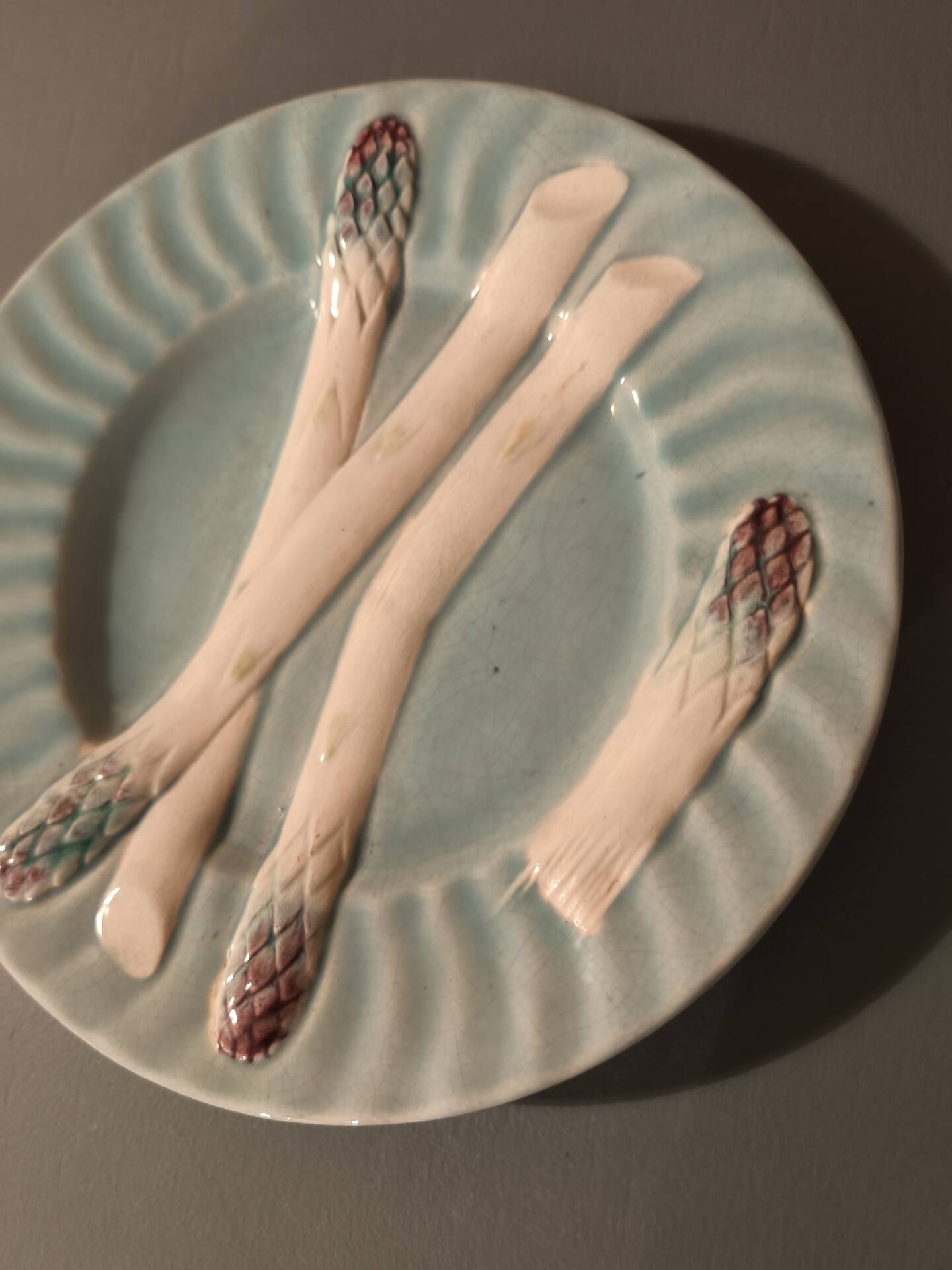 Assiette ancienne en barbotine – décor d’asperges