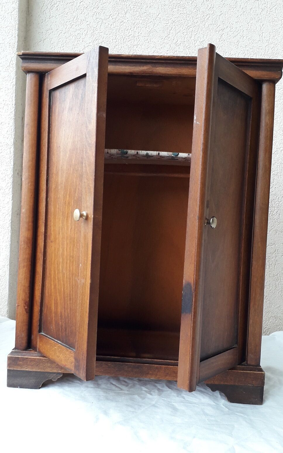 Armoire de poupée en bois