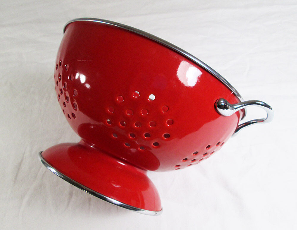 Colander on foot in red enamelled metal