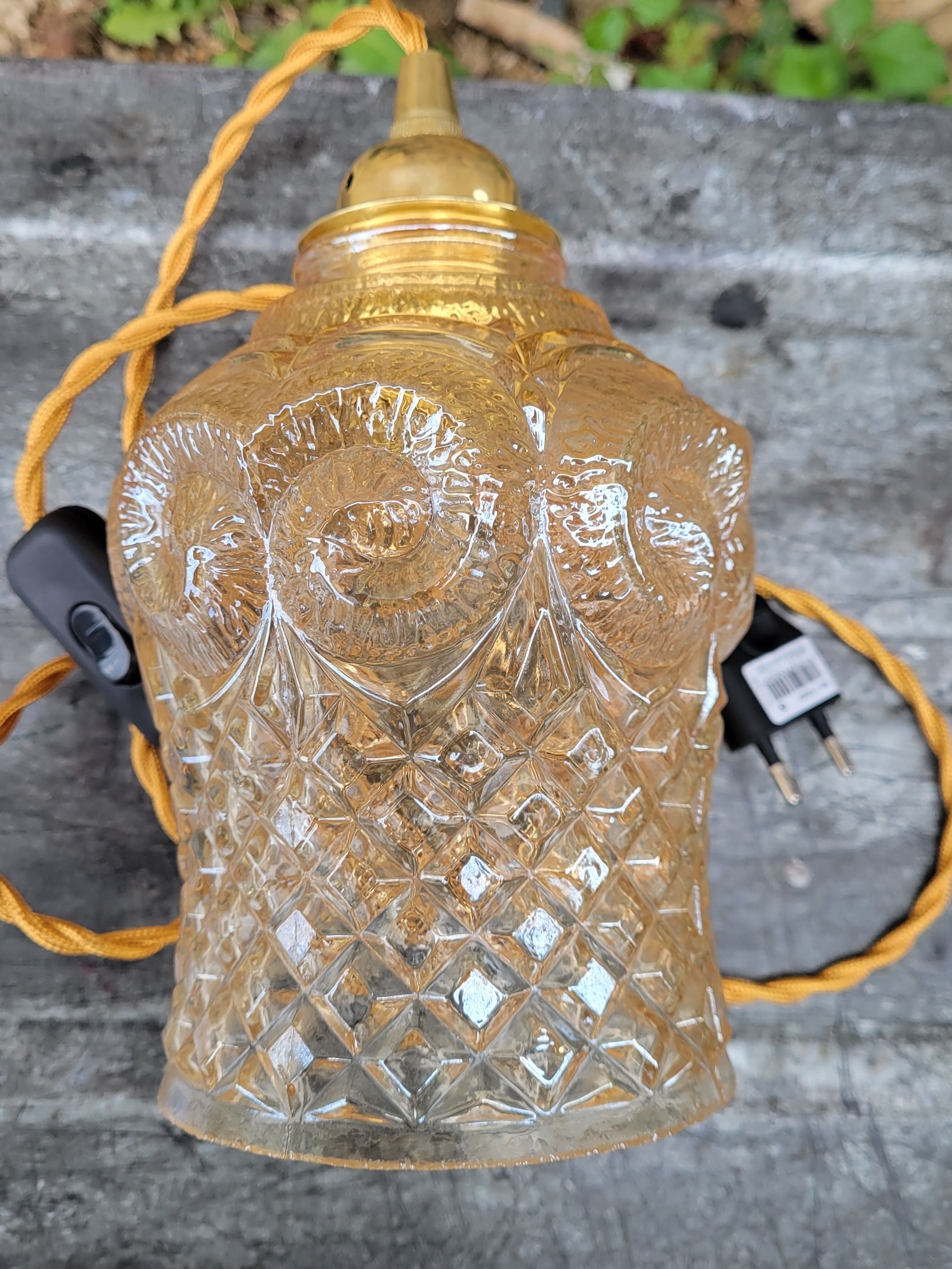 Moulded glass globe walking lamp