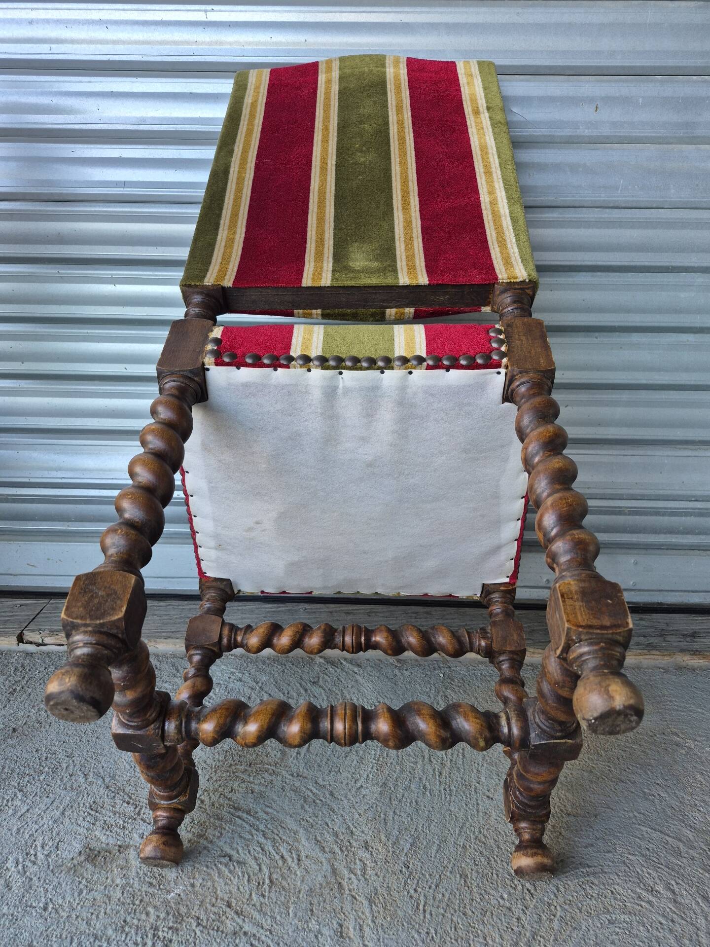 Set of 6 Louis XIII style chairs in turned wood and velvet.
