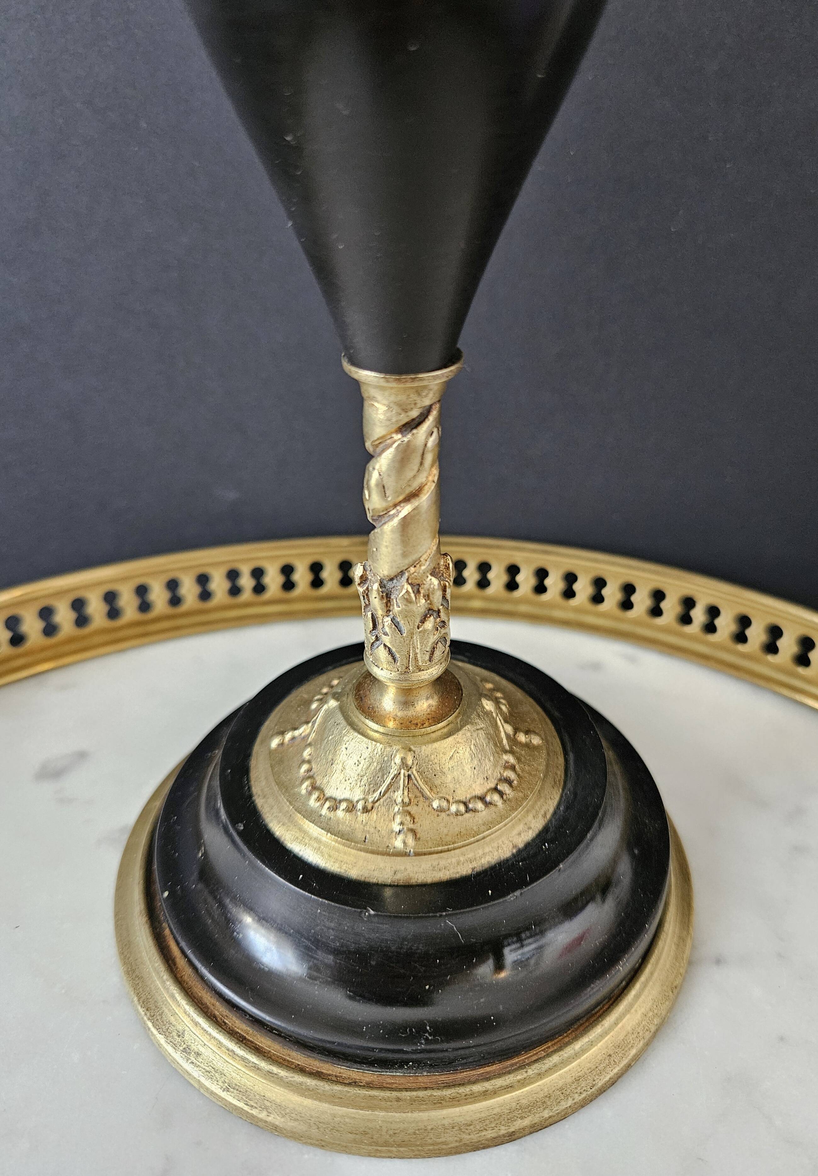 Oeuf d'Autruche, Socle en Laiton/Bronze et Marbre Noir (XIXe - Napoléon III) H: 37 cm | PlaceOddity