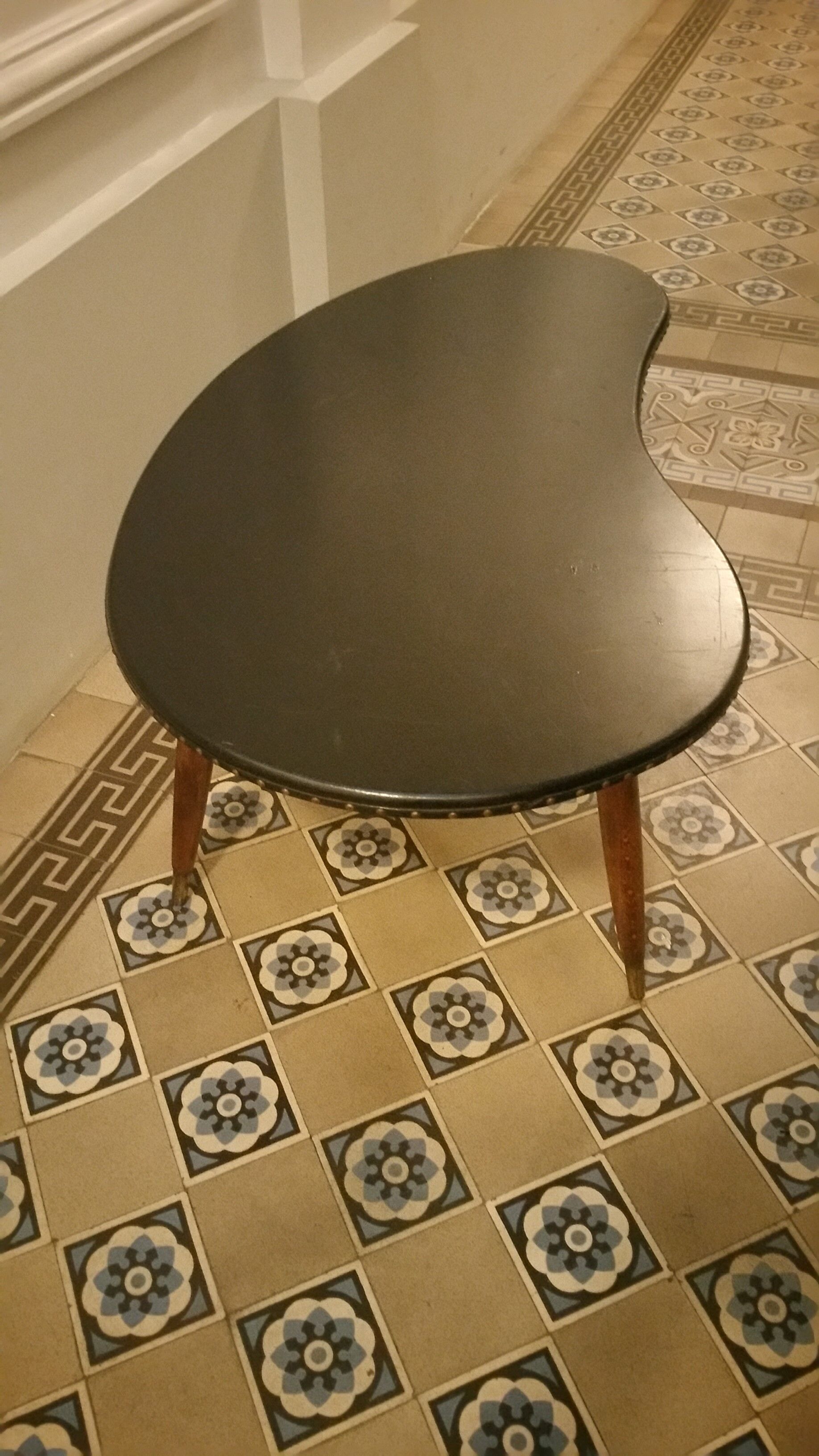 Table low tripod 50/60s black Skai kidney shape