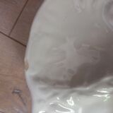 Ensemble assiettes vertes et blanches barbotine + 2 beurriers + 1 coupelle, signé GIEN