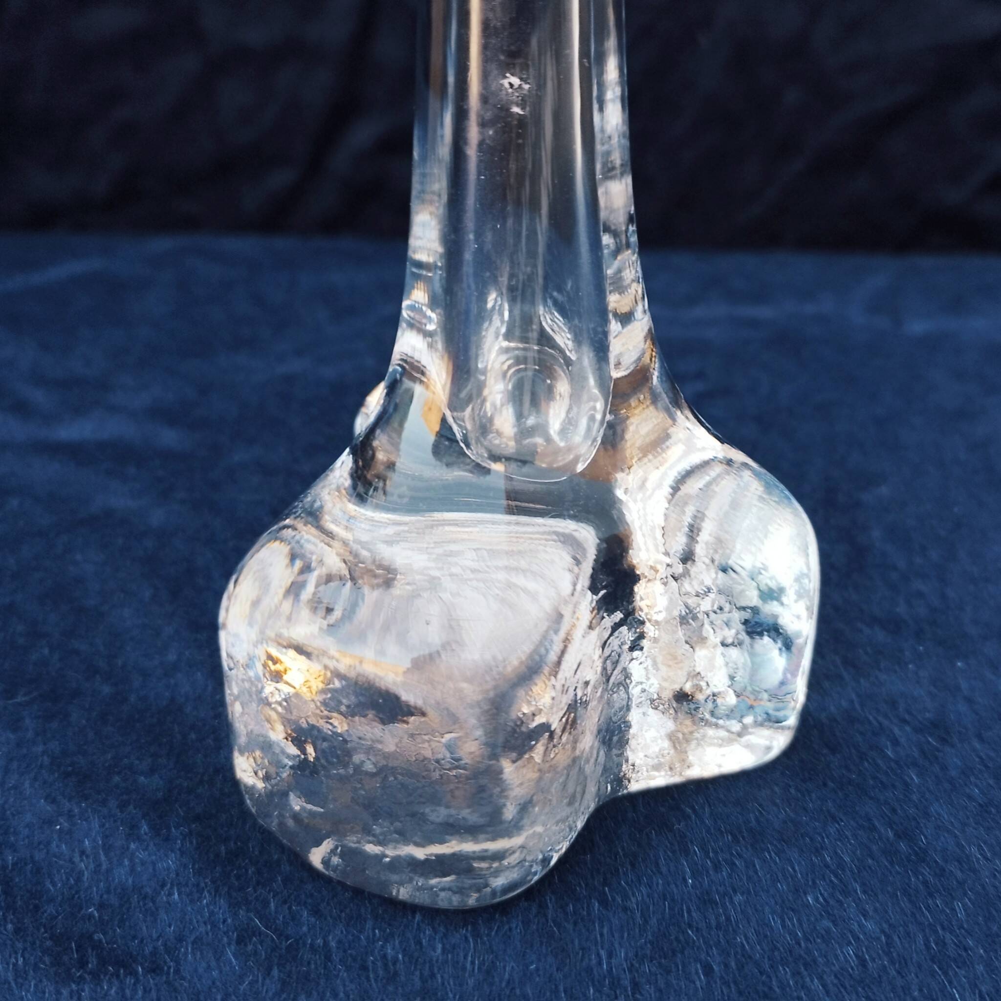 Glass single-flower vase with thick base design