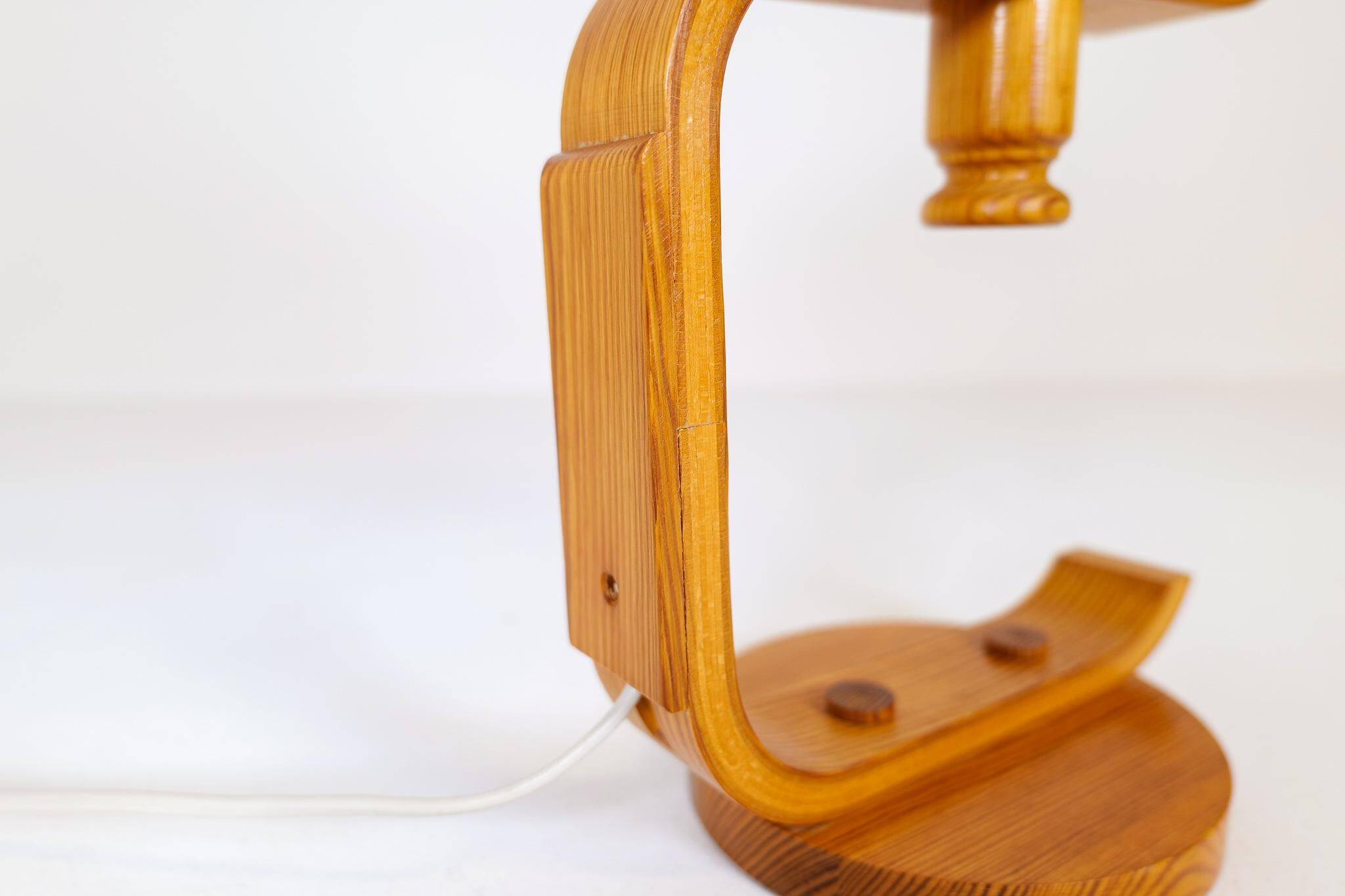 Mid-century modern sculptural table lamp in pine, 1970s.