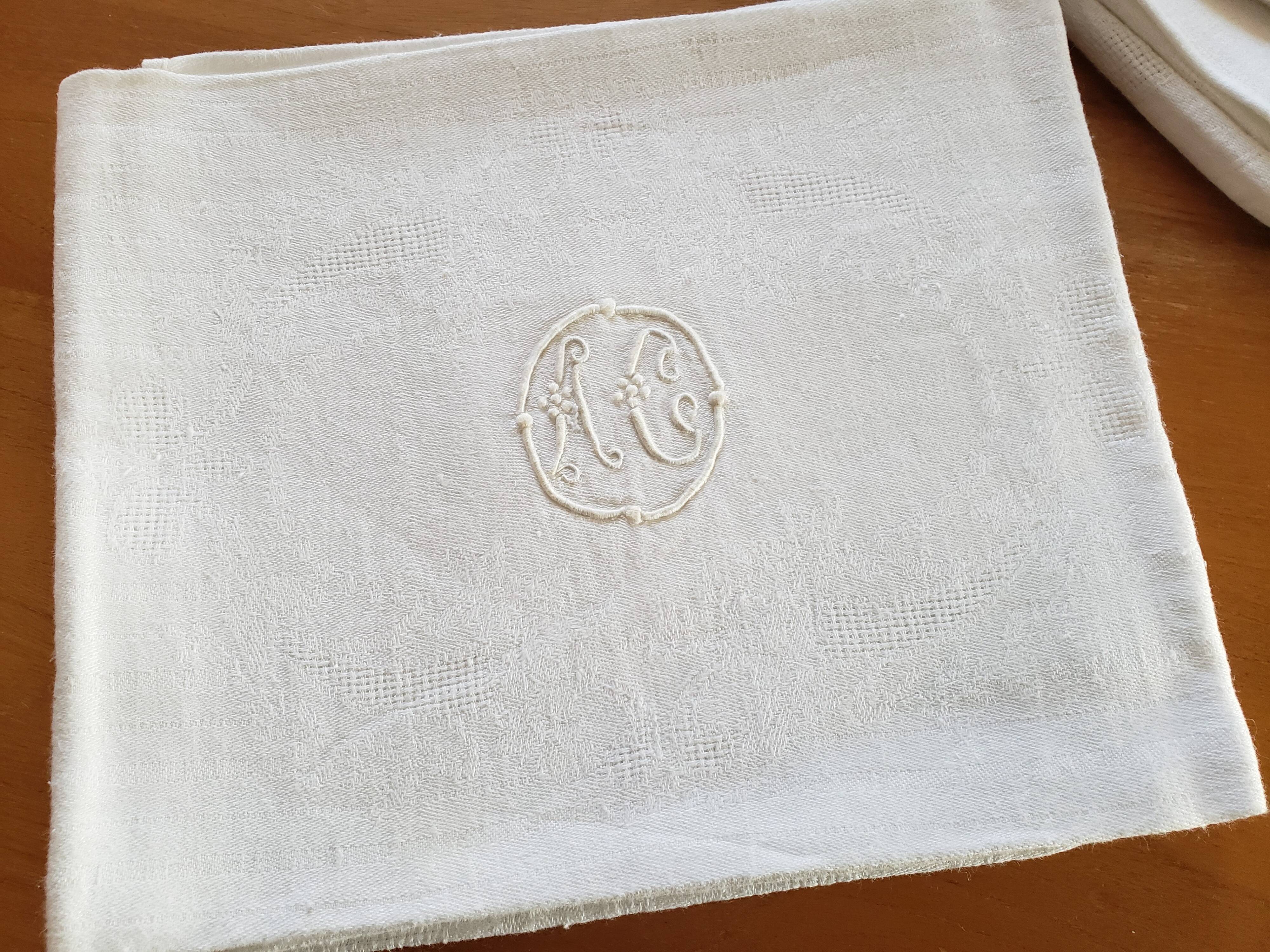 Nappe ancienne damassée + 12 serviettes