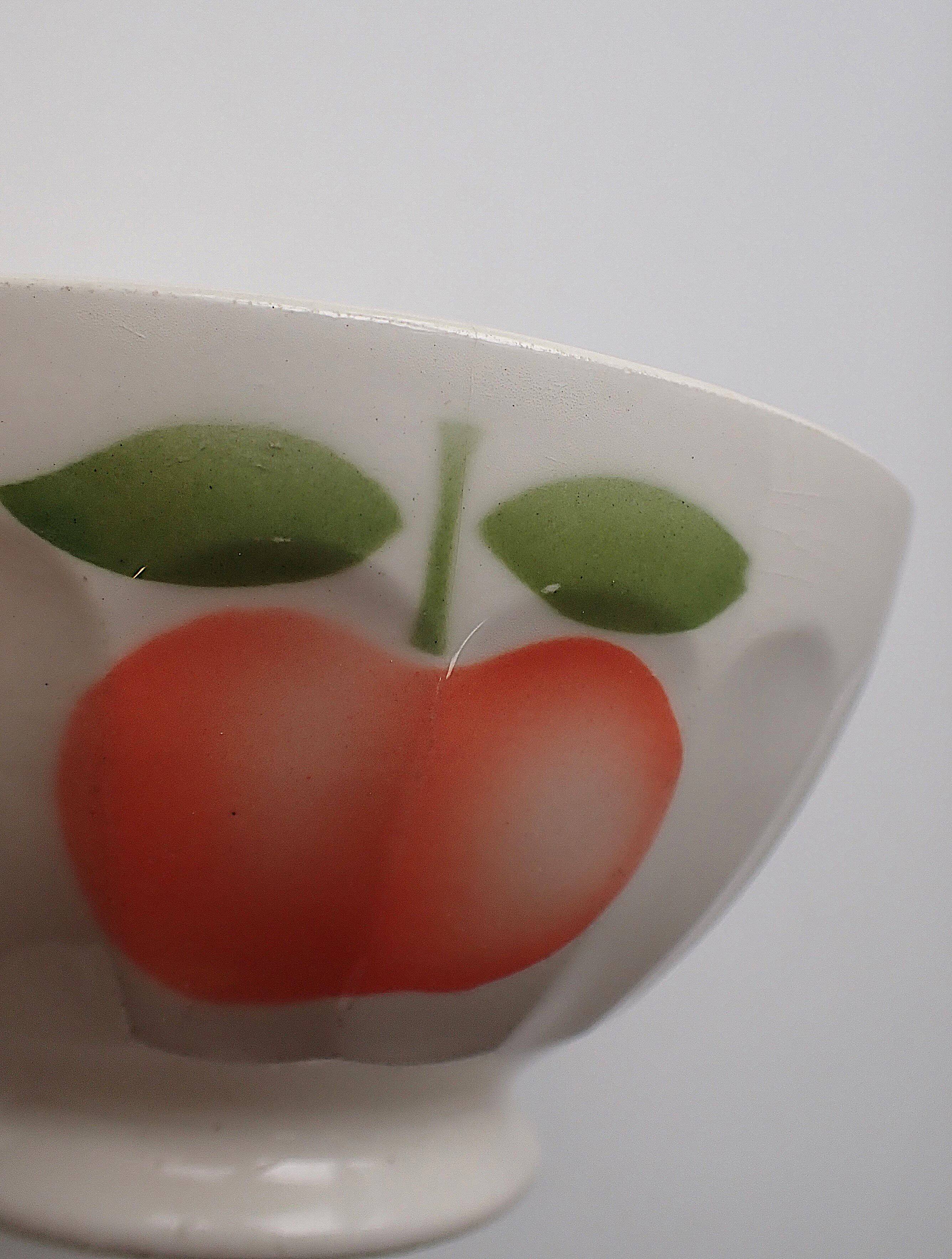 Lot de 2 anciens bols à facettes - motif pomme (ou pêche)