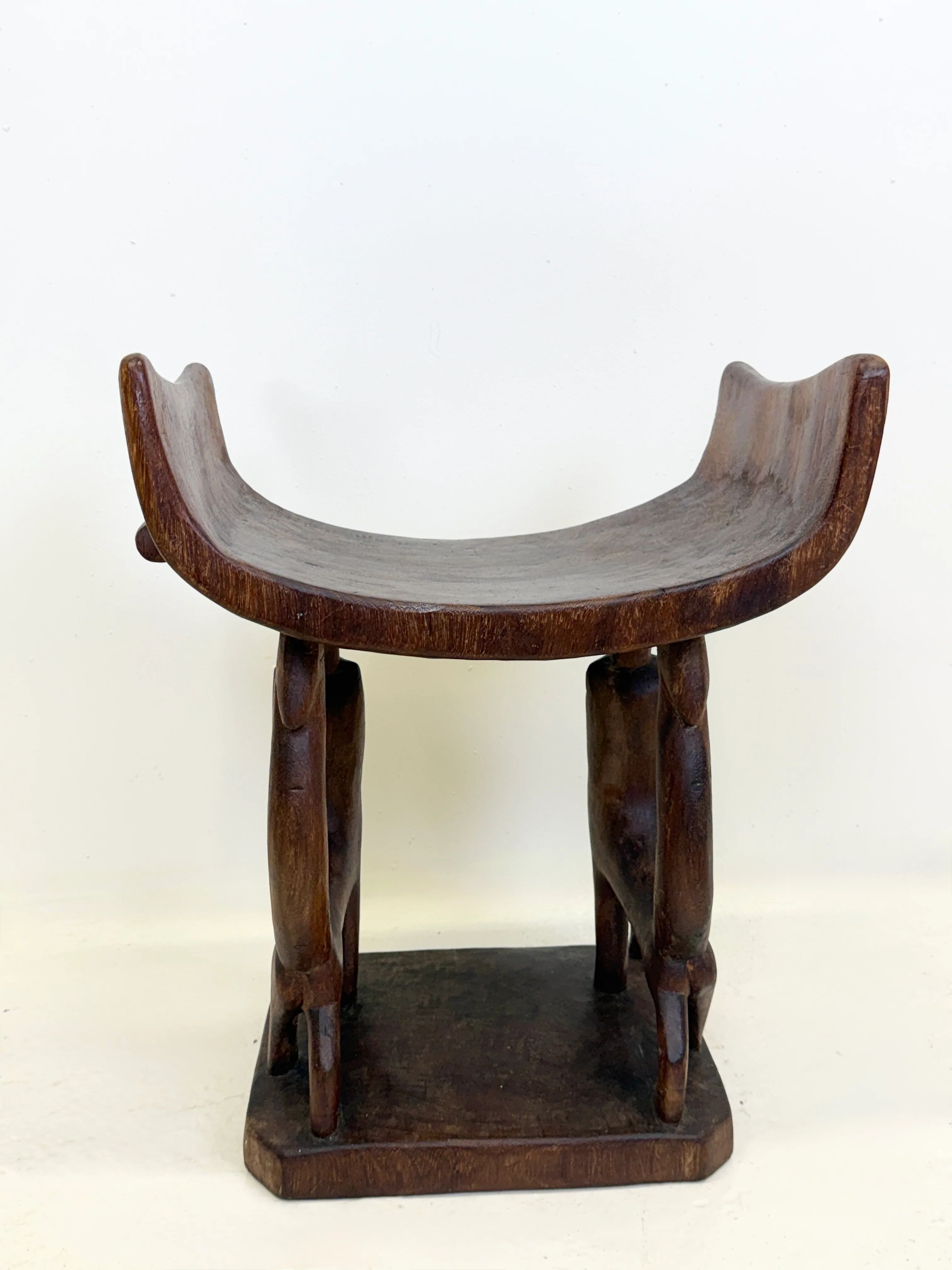 Trône royal "Fon" en bois sculpté – Bénin, XXᵉ siècle