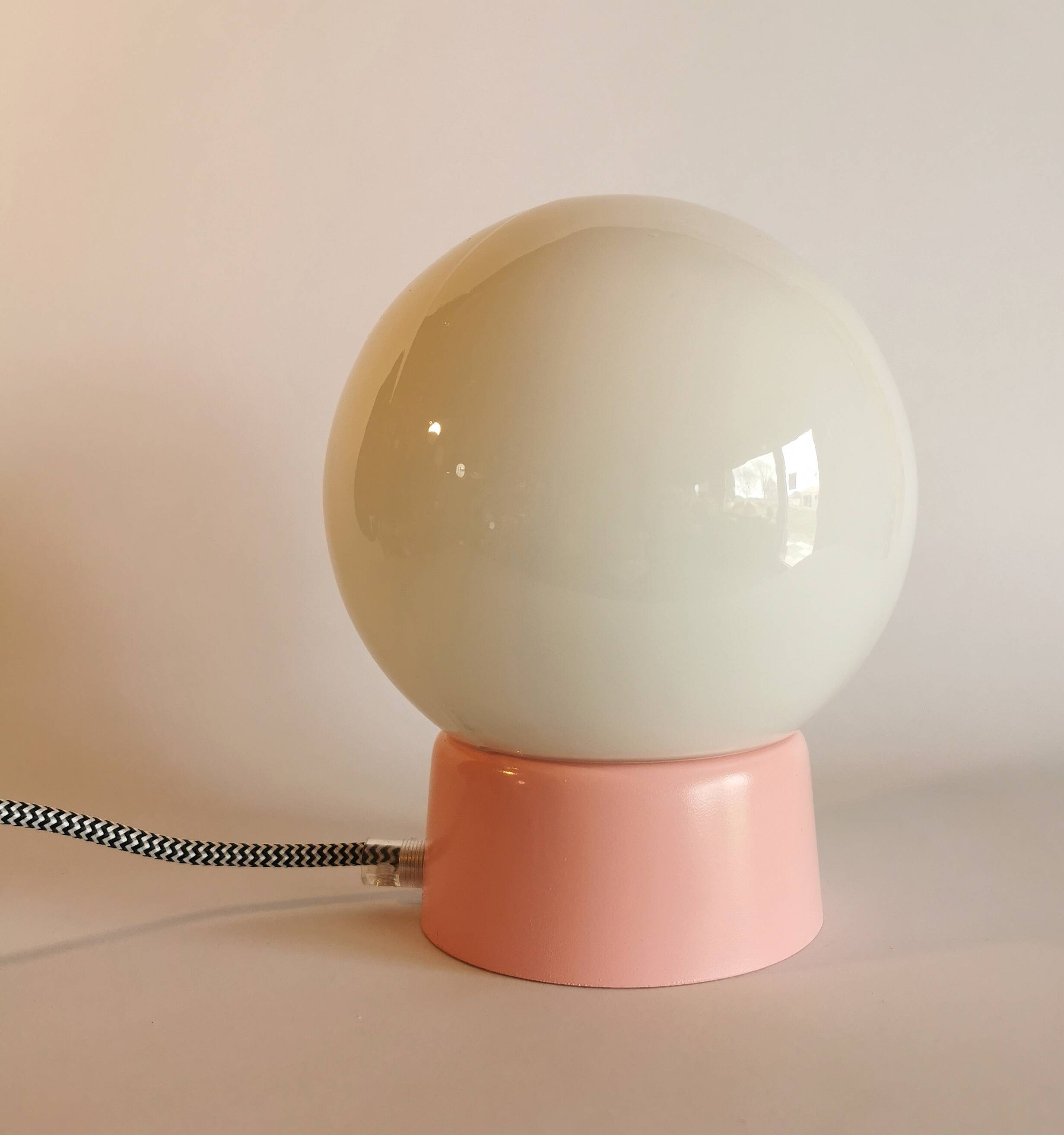 Vintage white opaline living room bedside desk lamp "Malabar"