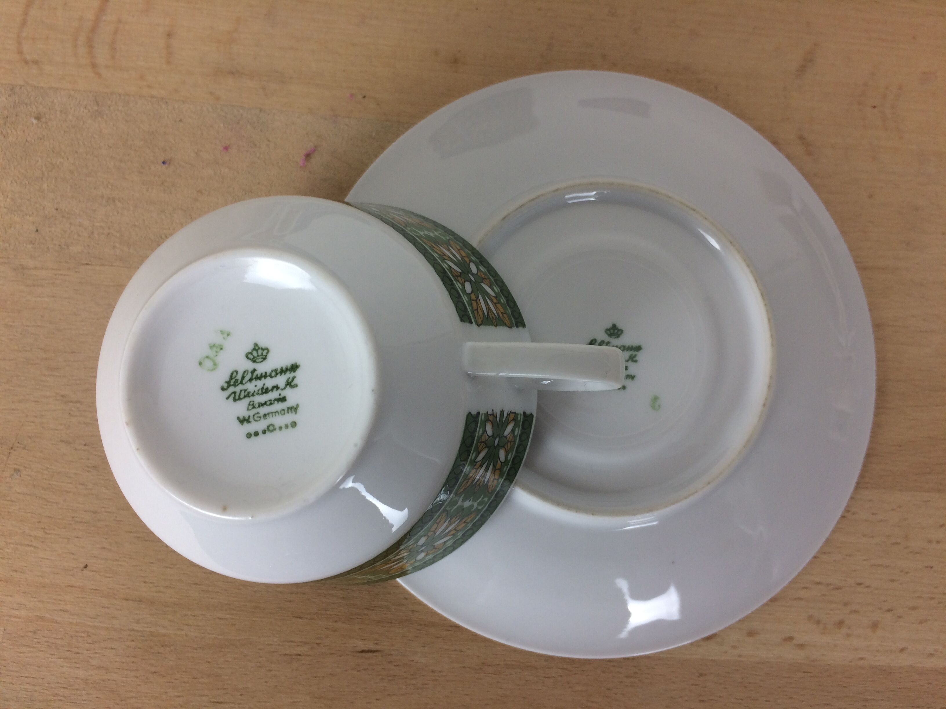 Set of 4 tea cups in colored porcelain