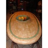 Table ovoide en travertin rose et vert vers 1975