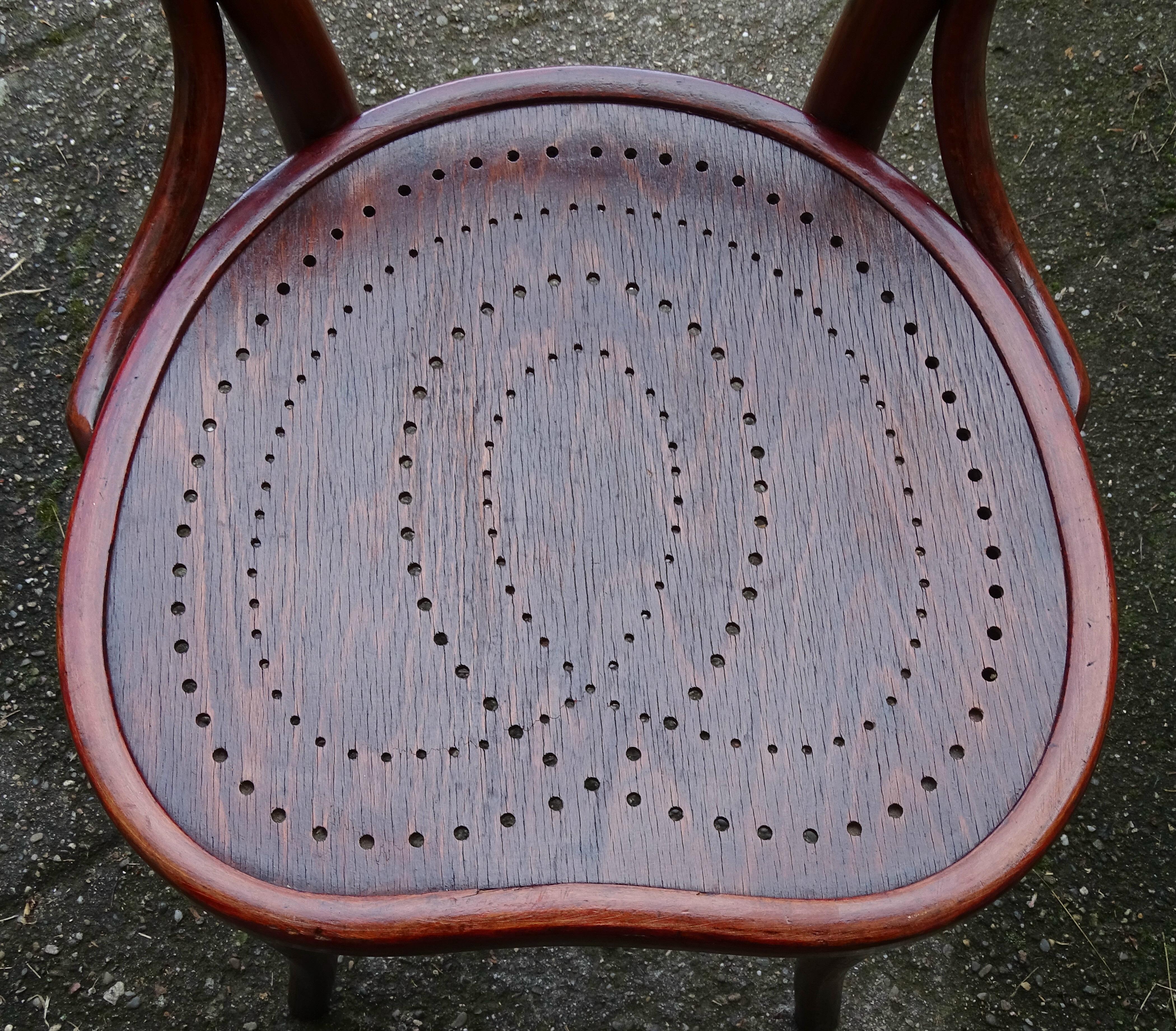 Set of two chairs Thonet n°28 heart, perforated wood seat -1903
