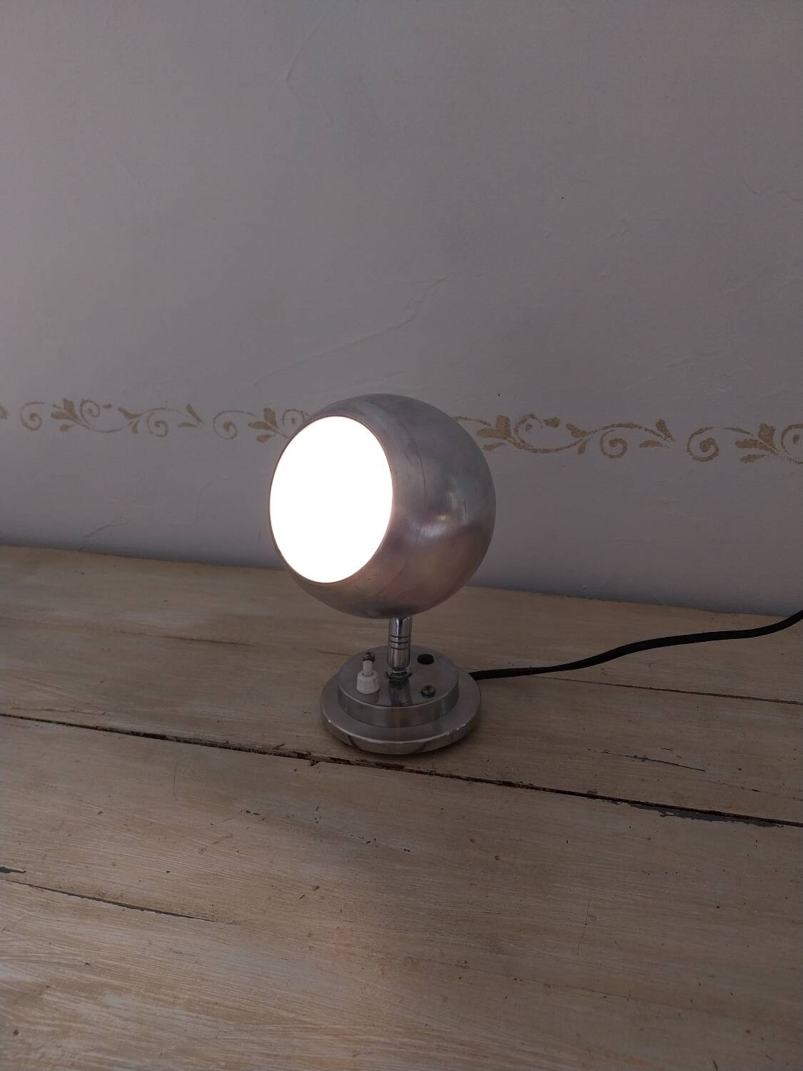 Eye ball lamp